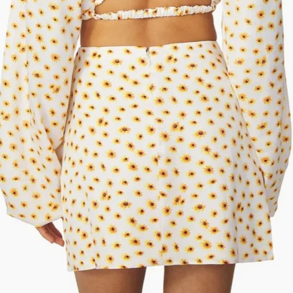 WeWoreWhat NWT Mini Slip Skirt in Ditsy Daisies size Small